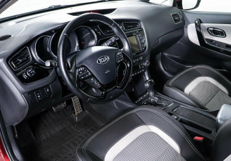 Подержанный автомобиль Kia Ceed Hatchback 2012 года (12 фото)