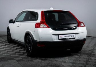 Подержанный автомобиль Volvo C30 2007 года (7 фото)