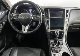 Подержанный автомобиль Infiniti Q50 2018 года (12 фото)