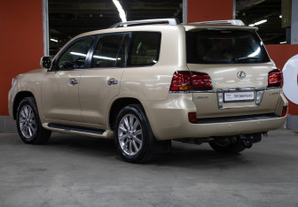 Подержанный автомобиль Lexus LX 2008 года (7 фото)