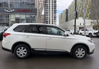 Подержанный автомобиль Mitsubishi Outlander 2015 года (4 фото)