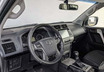 Подержанный автомобиль Toyota Land Cruiser Prado 2018 года (15 фото)