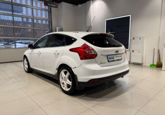 Подержанный автомобиль Ford Focus Hatchback 2012 года (7 фото)