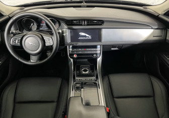 Подержанный автомобиль Jaguar XF Sedan 2018 года (12 фото)