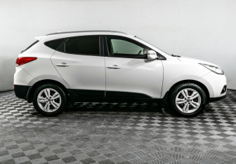 Подержанный автомобиль Hyundai ix35 2013 года (4 фото)
