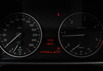 Подержанный автомобиль BMW X1 2014 года (16 фото)
