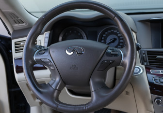 Подержанный автомобиль Infiniti Q70 2015 года (18 фото)