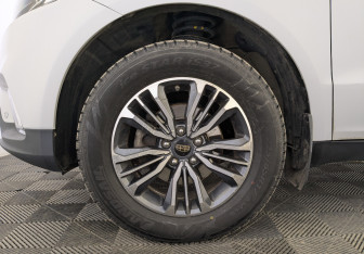 Подержанный автомобиль Geely Emgrand X7 2019 года (12 фото)