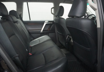 Подержанный автомобиль Toyota Land Cruiser Prado 2010 года (10 фото)