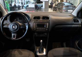 Подержанный автомобиль Volkswagen Polo Sedan 2013 года (9 фото)