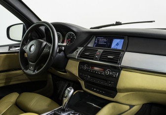 Подержанный автомобиль BMW X5 M 2010 года (9 фото)