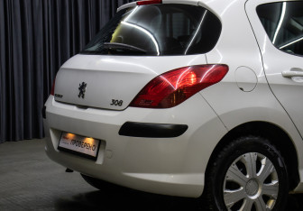 Подержанный автомобиль Peugeot 308 Hatchback 2010 года (21 фото)
