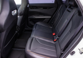 Подержанный автомобиль Changan UNI-V 2023 года (11 фото)