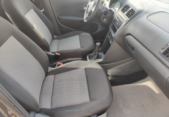 Подержанный автомобиль Volkswagen Polo Sedan 2010 года (9 фото)