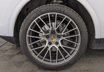 Подержанный автомобиль Porsche Cayenne 2020 года (12 фото)