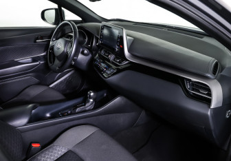 Подержанный автомобиль Toyota C-HR 2020 года (11 фото)