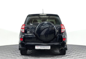 Подержанный автомобиль Toyota RAV4 2011 года (6 фото)