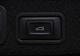 Подержанный автомобиль Audi A8 2014 года (23 фото)