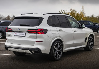 Подержанный автомобиль BMW X5 2023 года (7 фото)