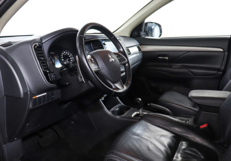 Подержанный автомобиль Mitsubishi Outlander 2012 года (13 фото)