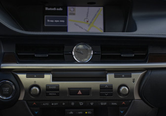 Подержанный автомобиль Lexus ES 2013 года (17 фото)