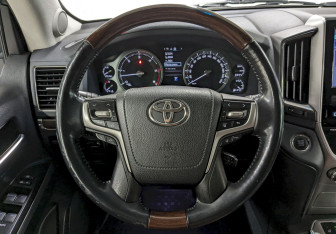 Подержанный автомобиль Toyota Land Cruiser Suv 2016 года (28 фото)