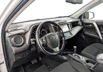 Подержанный автомобиль Toyota RAV4 2019 года (16 фото)