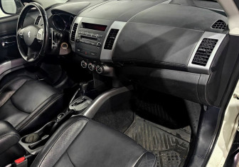 Подержанный автомобиль Peugeot 4007 2012 года (11 фото)