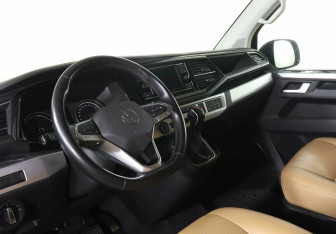 Подержанный автомобиль Volkswagen Multivan 2022 года (10 фото)