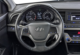 Подержанный автомобиль Hyundai Elantra Sedan 2017 года (22 фото)