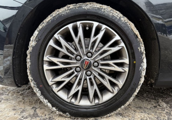 Подержанный автомобиль Hongqi H5 2022 года (9 фото)