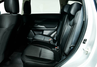 Подержанный автомобиль Mitsubishi Outlander 2020 года (11 фото)