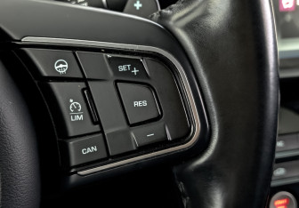 Подержанный автомобиль Jaguar F-Pace 2017 года (29 фото)