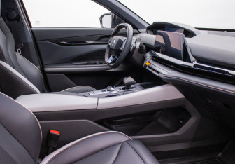Подержанный автомобиль Changan UNI-V 2023 года (9 фото)