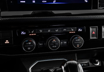 Подержанный автомобиль Volkswagen Multivan 2020 года (21 фото)