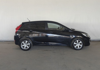 Подержанный автомобиль Hyundai Solaris Hatchback 2013 года (8 фото)