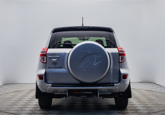 Подержанный автомобиль Toyota RAV4 2012 года (4 фото)