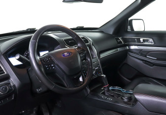 Подержанный автомобиль Ford Explorer 2016 года (9 фото)