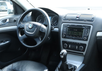 Подержанный автомобиль Skoda Octavia Liftback 2011 года (12 фото)