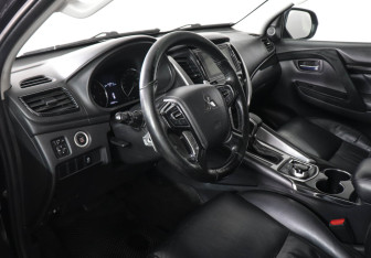Подержанный автомобиль Mitsubishi Pajero Sport 2018 года (5 фото)