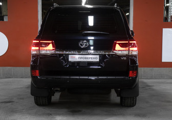 Подержанный автомобиль Toyota Land Cruiser Suv 2021 года (6 фото)