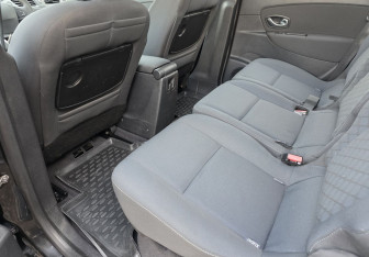 Подержанный автомобиль Renault Scenic 2010 года (10 фото)