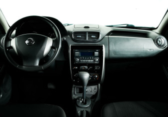 Подержанный автомобиль Nissan Terrano 2015 года (10 фото)