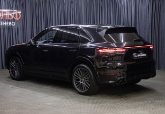 Подержанный автомобиль Porsche Cayenne 2019 года (7 фото)