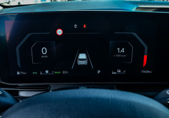 Подержанный автомобиль Kia Carnival 2024 года (10 фото)