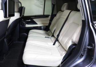 Подержанный автомобиль Lexus LX 2016 года (10 фото)