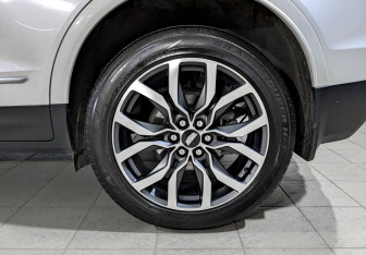 Подержанный автомобиль Cadillac XT5 2021 года (18 фото)