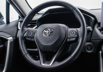 Подержанный автомобиль Toyota RAV4 2020 года (15 фото)