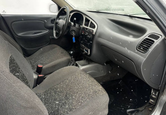 Подержанный автомобиль Chevrolet Lanos 2006 года (13 фото)