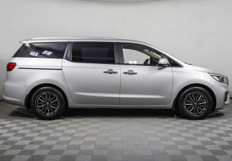 Подержанный автомобиль Kia Carnival 2019 года (4 фото)